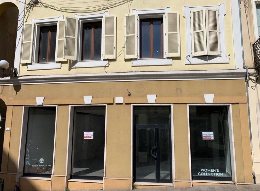 Sassari Piazza Azuni Negozio
